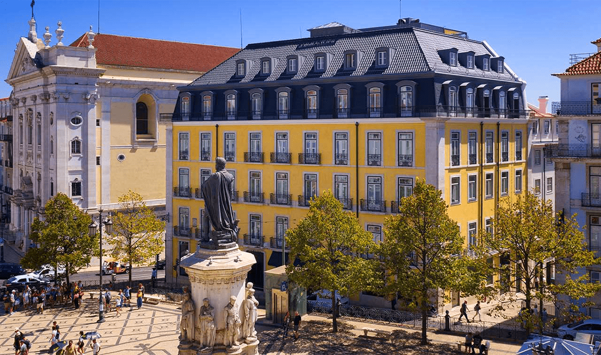 Fotografia da Praça Luís de Camões e Bairro Alto Hotel em Lisboa.